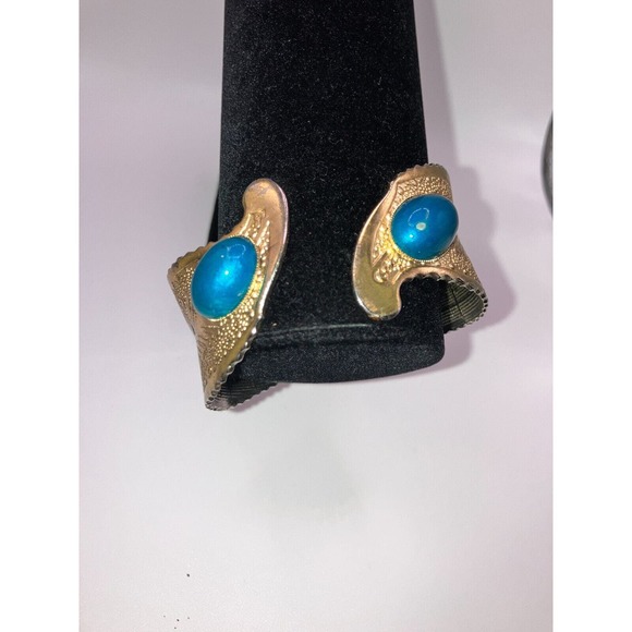 Vintage Faux Turquoise Silver-Tone Cuffs Hinge 2.25 Inch Wide Bracelet! - Picture 2 of 9